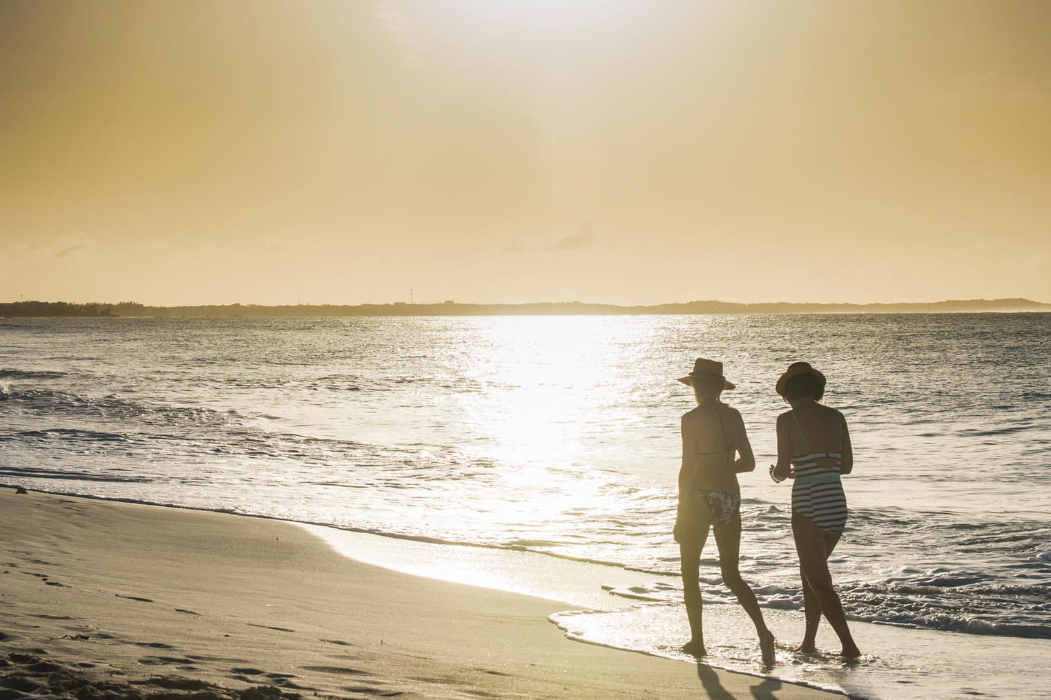 Spaziergänger am Meer: Die Ökosysteme sind von sinkendem Sauerstoffgehalt dramatisch bedroht.