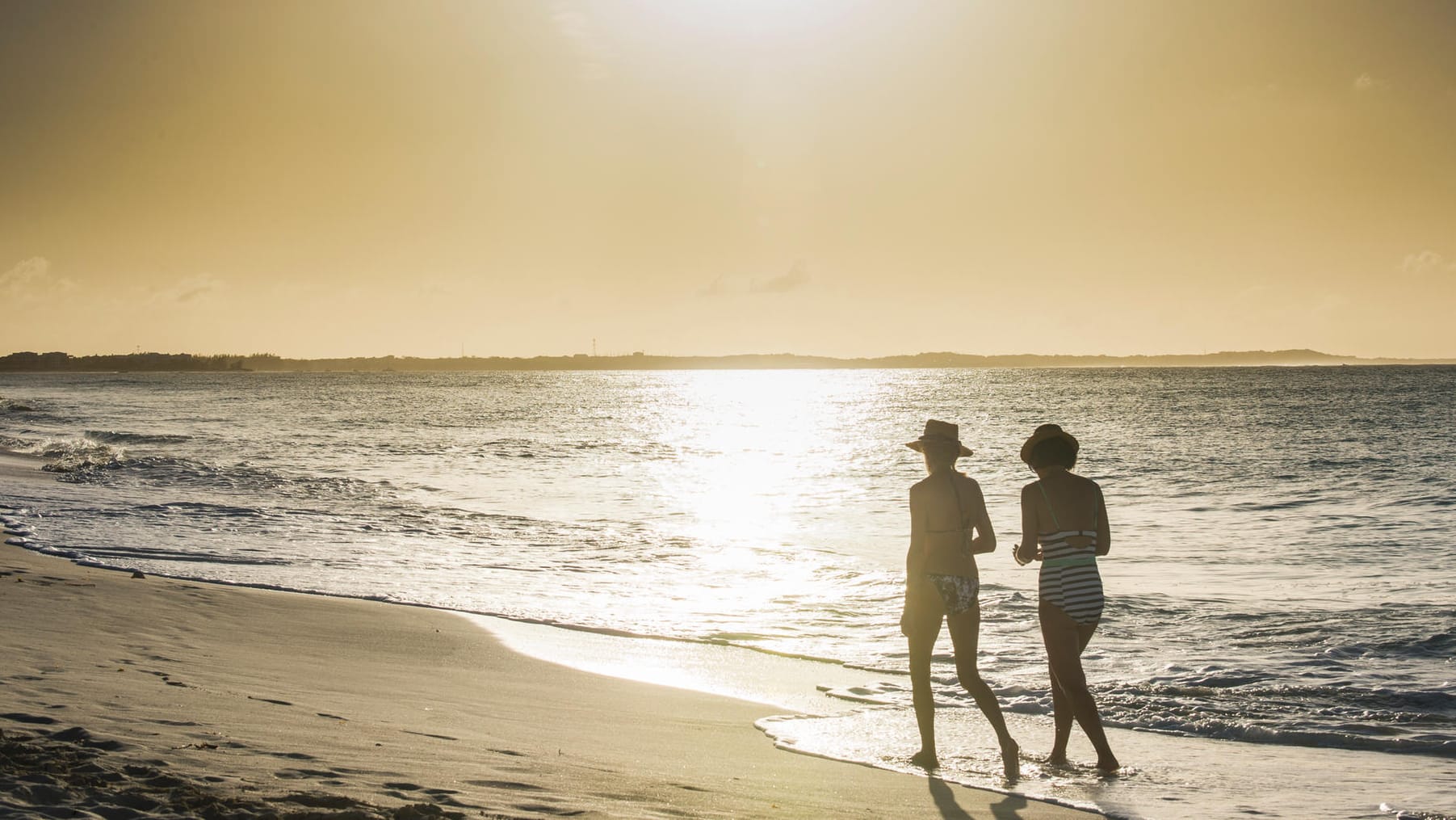 Spaziergänger am Meer: Die Ökosysteme sind von sinkendem Sauerstoffgehalt dramatisch bedroht.