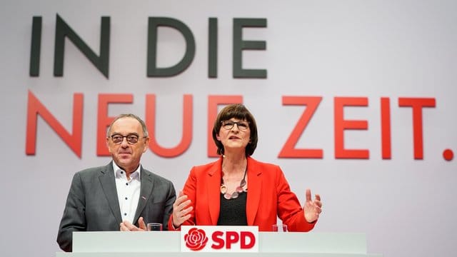 "In die neue Zeit": Die neue Parteispitze der SPD auf dem Parteitag in Berlin.