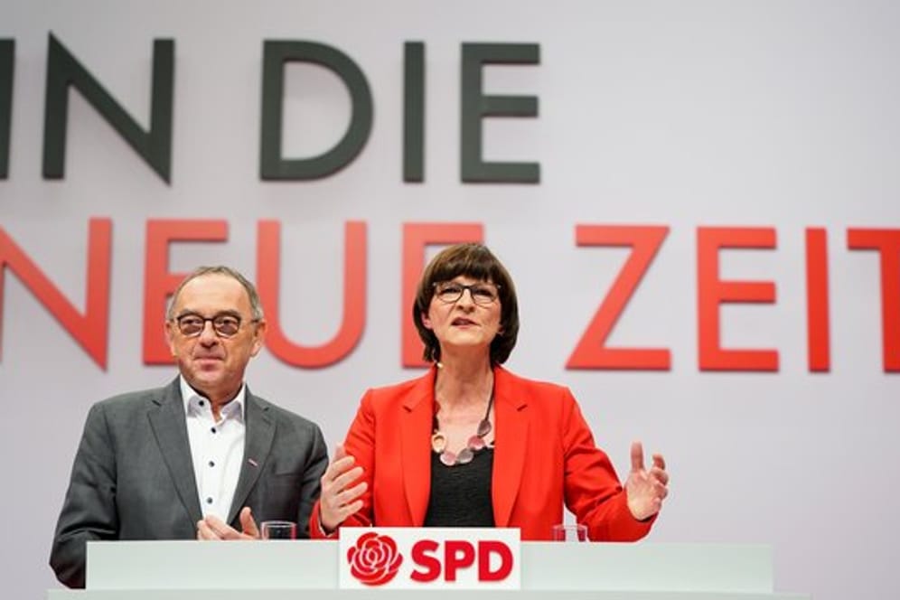 "In die neue Zeit": Die neue Parteispitze der SPD auf dem Parteitag in Berlin.