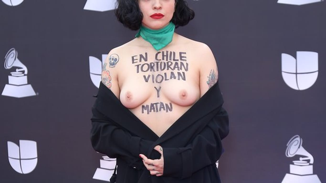 Mon Laferte protestierte am Rande der Zeremonie zur Verleihung der Grammys gegen die Gewalt in ihrem Land.
