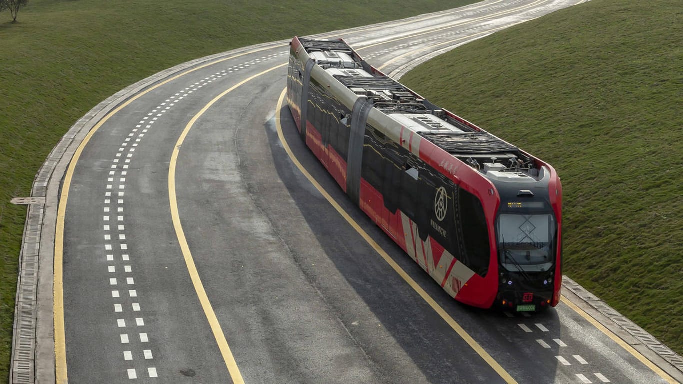 Schienenlose autonome Straßenbahn in China: Elektrisch betrieben erreicht die Bahn eine Geschwindigkeit von bis zu 70 km/h.