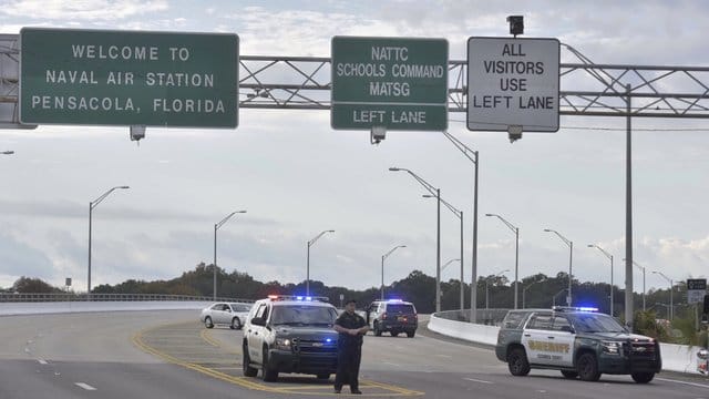 Polizeifahrzeuge blockieren die Zufahrt zur Naval Air Station in Florida. Polizeifahrzeuge blockieren die Zufahrt zur Naval Air Station in Florida.