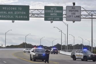 Polizeifahrzeuge blockieren die Zufahrt zur Naval Air Station in Florida.