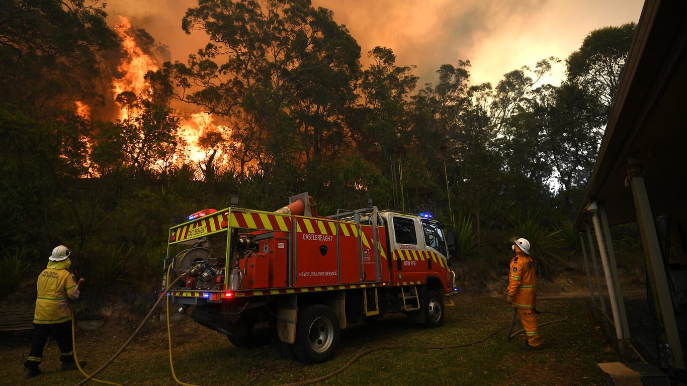 Feuerwehrmänner kämpfen gegen die Flammen: Die Brandschutzbehörde im Bundesstaat Queensland warnt, dass die Ausbreitung der Brände wohl nicht mehr lange verhindern kann.