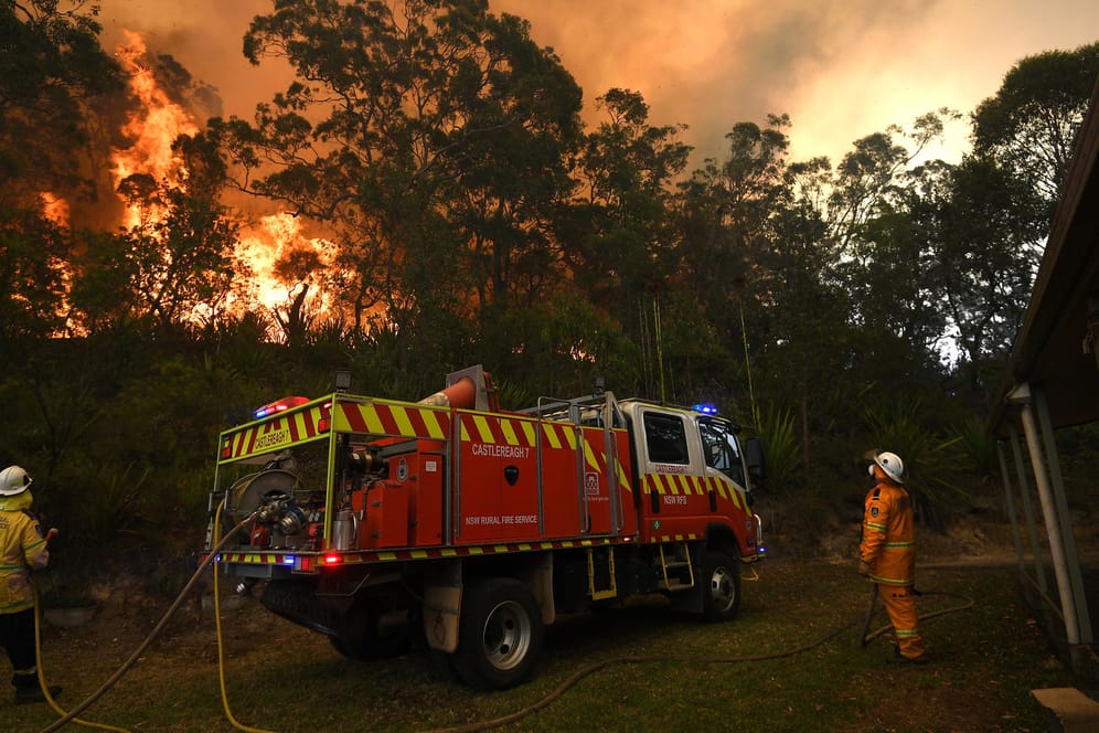 Feuerwehrmänner kämpfen gegen die Flammen: Die Brandschutzbehörde im Bundesstaat Queensland warnt, dass die Ausbreitung der Brände wohl nicht mehr lange verhindern kann.