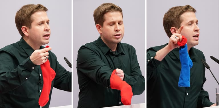 Kevin Kühnert und seine Socken: Die mit den roten Socken wollten eigentlich verbergen, "dass hinter jeder roten Socke, die uns entgegengehalten wird, eigentlich eine käsefußstinkende blaue Socke steckt von denjenigen, die ihr Verhältnis zum rechten Rand nicht geklärt kriegen."