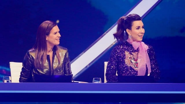 Katarina Witt (l) und Judith Williams sitzen in der Jury von "Dancing on Ice".