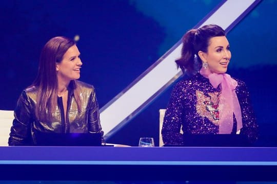 Katarina Witt (l) und Judith Williams sitzen in der Jury von "Dancing on Ice".