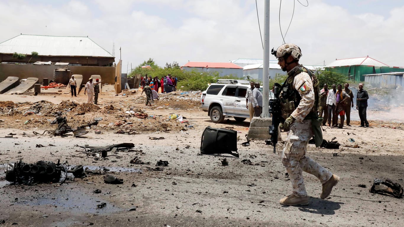 Ein Soldat an einem Anschlagsort: Al Shabaab verübt immer wieder Anschläge in Somalia und Kenia und machte dabei im letzten Jahr auch vor einem EU-Konvoi kein Halt (Archivbild).