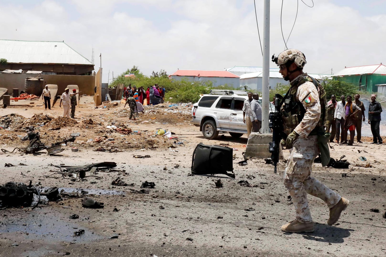 Ein Soldat an einem Anschlagsort: Al Shabaab verübt immer wieder Anschläge in Somalia und Kenia und machte dabei im letzten Jahr auch vor einem EU-Konvoi kein Halt (Archivbild).