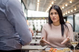 Eine Frau beschwert sich: Ein Gast diskutiert mit dem Kellner: Angebrannte Kartoffeln oder lauwarme Süppchen kann der Gast reklamieren – aber nur unter bestimmten Bedingungen.