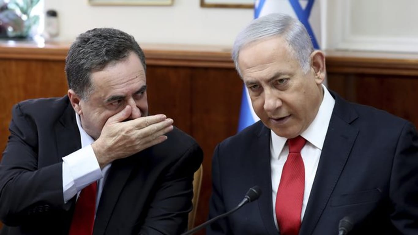 Minister Israel Katz während einer der wöchentlichen Kabinettssitzung im Gespräch mit Benjamin Netanjahu.