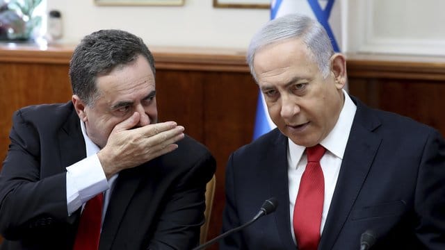 Minister Israel Katz während einer der wöchentlichen Kabinettssitzung im Gespräch mit Benjamin Netanjahu. Minister Israel Katz während einer der wöchentlichen Kabinettssitzung im Gespräch mit Benjamin Netanjahu.
