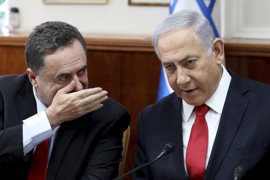 Minister Israel Katz während einer der wöchentlichen Kabinettssitzung im Gespräch mit Benjamin Netanjahu.