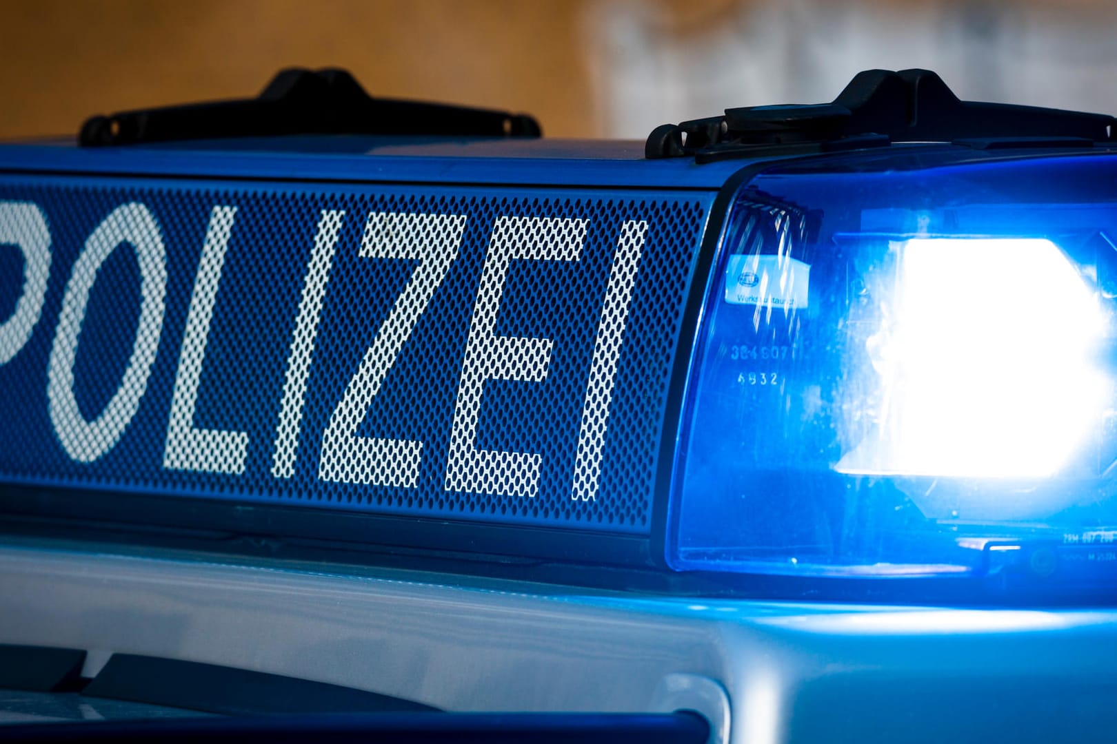 Blaulicht der Polizei: Acht Polizeistreifen waren nötig, um in dem Haus der Studentenverbindung wieder Ruhe einkehren zu lassen.
