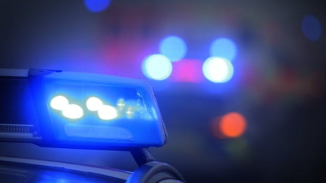 Ein Polizeiauto inn Bayern mit eingeschaltetem Blaulicht. Ein Polizeiauto inn Bayern mit eingeschaltetem Blaulicht.