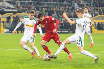 Szene aus der letzten Saison: Bayerns Lewandowski (M.) gegen Gladbachs Elvedi (li.) und Ginter.