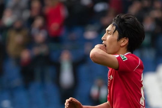 Genki Haraguchi jubelt nach seinem Tor zum 3:2-Endstand für Hannover 96 gegen Aue.