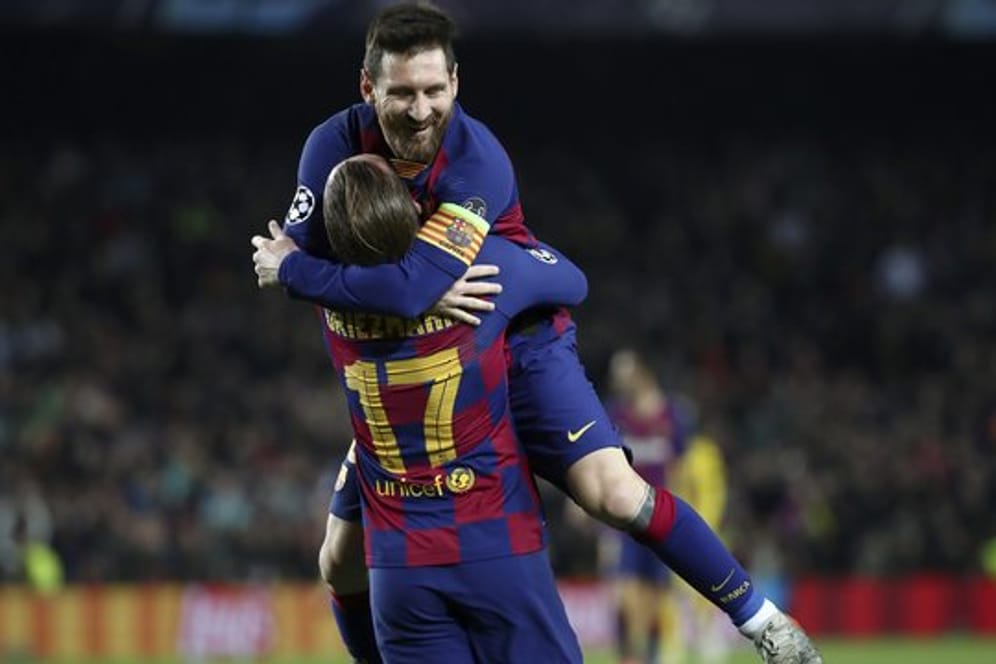 Der dreifache Torschütze Lionel Messi lässt sich von Mannschaftskamerad Antoine Griezmann beglückwünschen.