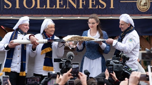 Das Dresdner Stollenmädchen und die Bäcker der Schutzgemeinschaft Dresdner Stollen präsentieren das erste Stück vom Riesenstollen. Das Dresdner Stollenmädchen und die Bäcker der Schutzgemeinschaft Dresdner Stollen präsentieren das erste Stück vom Riesenstollen.
