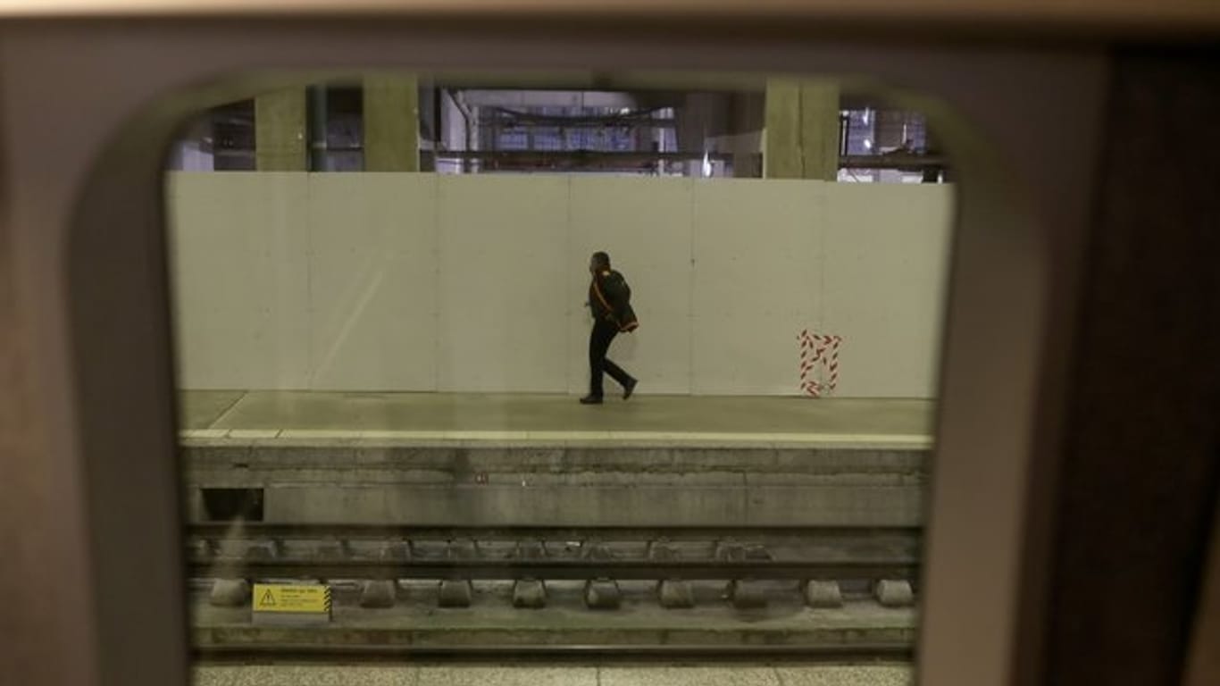 Ein Mann geht auf einem Bahnsteig am Bahnhof Gare Montparnasse in Paris.