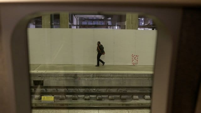 Ein Mann geht auf einem Bahnsteig am Bahnhof Gare Montparnasse in Paris. Ein Mann geht auf einem Bahnsteig am Bahnhof Gare Montparnasse in Paris.