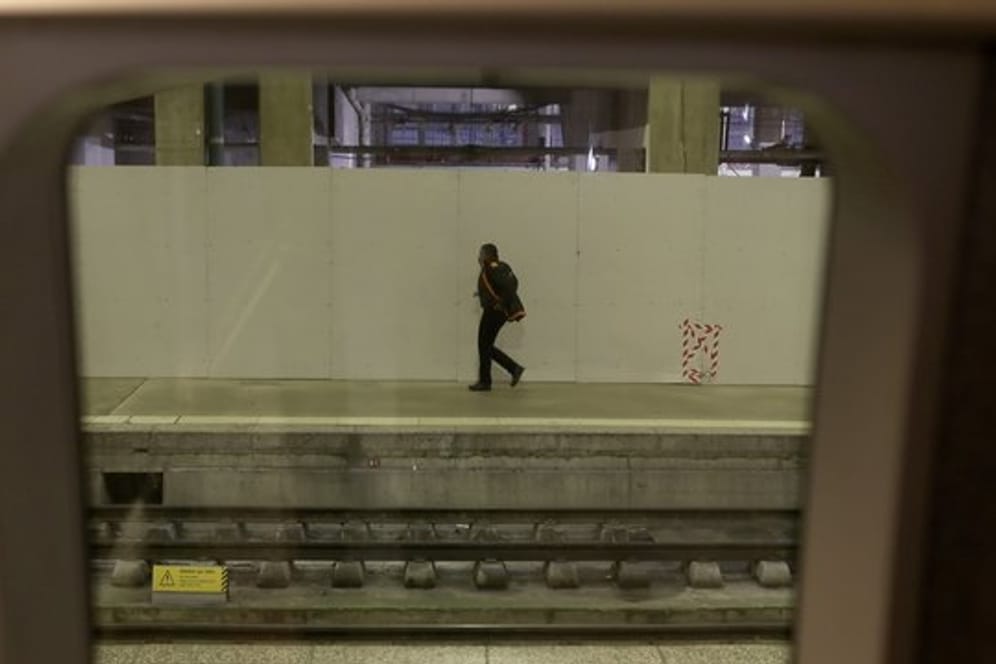 Ein Mann geht auf einem Bahnsteig am Bahnhof Gare Montparnasse in Paris.