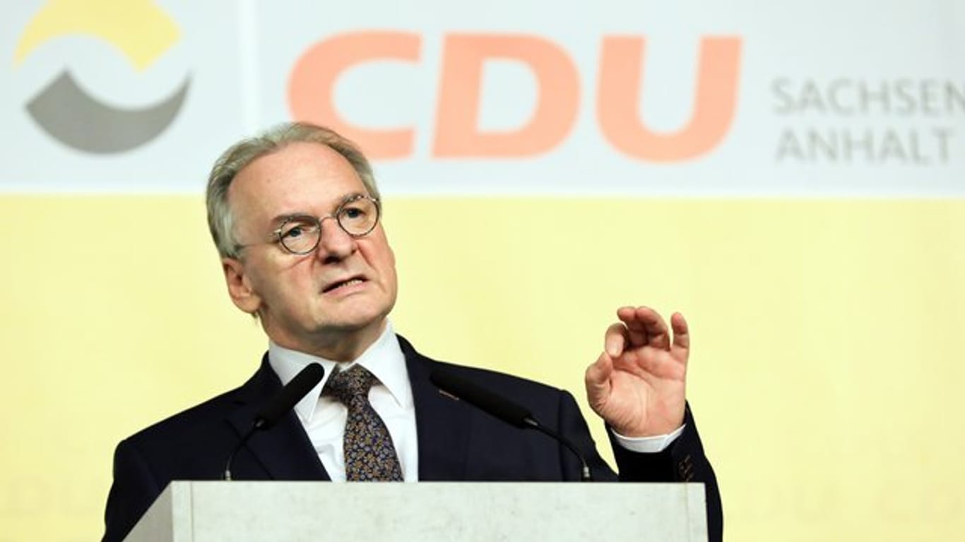 Der christdemokratische Ministerpräsident von Sachsen-Anhalt, Reiner Haseloff, spricht auf dem kleinen Parteitag der CDU Sachsen-Anhalt in Magdeburg.