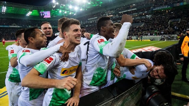 Die Gladbacher Spieler jubeln nach dem Treffer zum 2:1 durch Ramy Bensebaini (r). Die Gladbacher Spieler jubeln nach dem Treffer zum 2:1 durch Ramy Bensebaini (r).