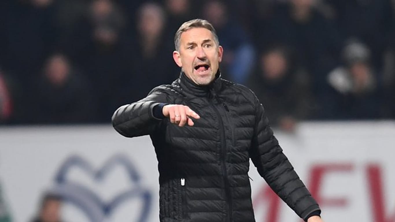 Trainer Achim Beierlorzer hat nach der Niederlage seiner Mainzer beim FC Augsburg den Schiedsrichter kritisiert.