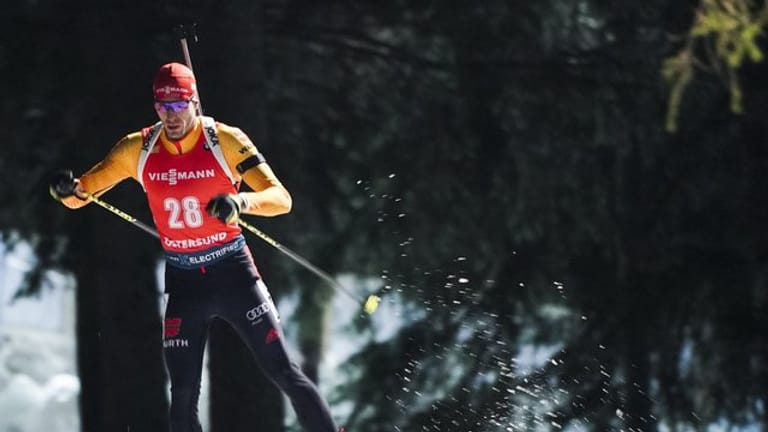 Die deutschen Biathleten um Arnd Peiffer haben im ersten Staffelrennen der Saison in Östersund nur der achten Platz belegt.