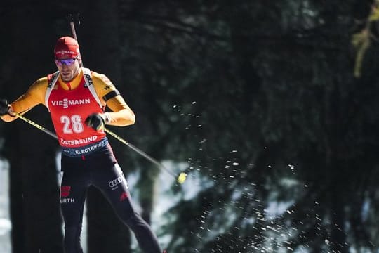 Die deutschen Biathleten um Arnd Peiffer haben im ersten Staffelrennen der Saison in Östersund nur der achten Platz belegt.