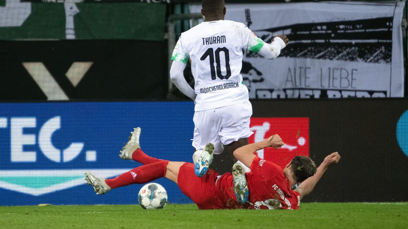 Verloren durch einen Elfmeter in letzter Minute: Bayern-Verteidiger (r.) Javi Martinez und seine Team.