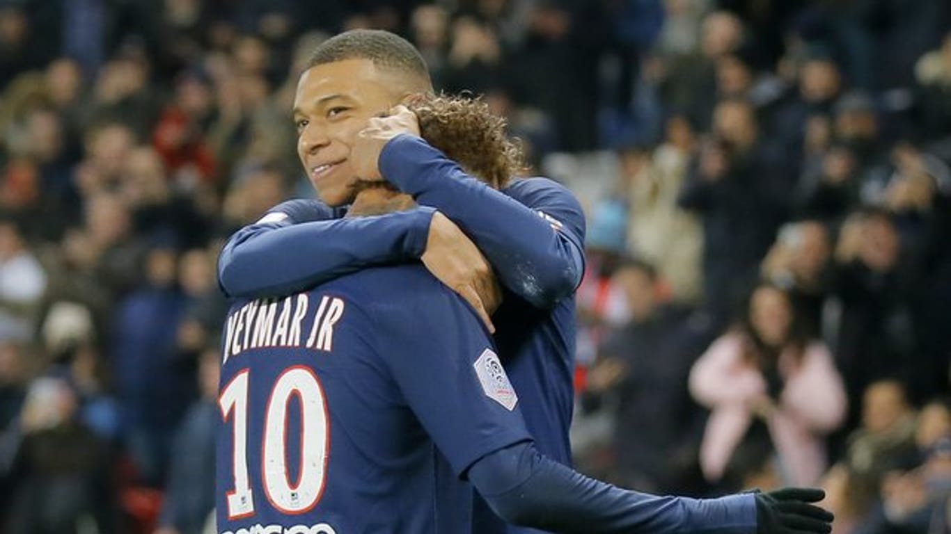 Paris Kylian Mbappe (r) jubelt mit Mannschaftskollege Neymar über seinen Treffer.
