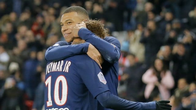 Paris Kylian Mbappe (r) jubelt mit Mannschaftskollege Neymar über seinen Treffer. Paris Kylian Mbappe (r) jubelt mit Mannschaftskollege Neymar über seinen Treffer.