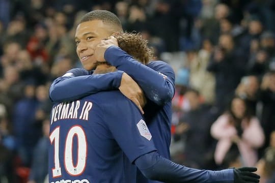 Paris Kylian Mbappe (r) jubelt mit Mannschaftskollege Neymar über seinen Treffer.