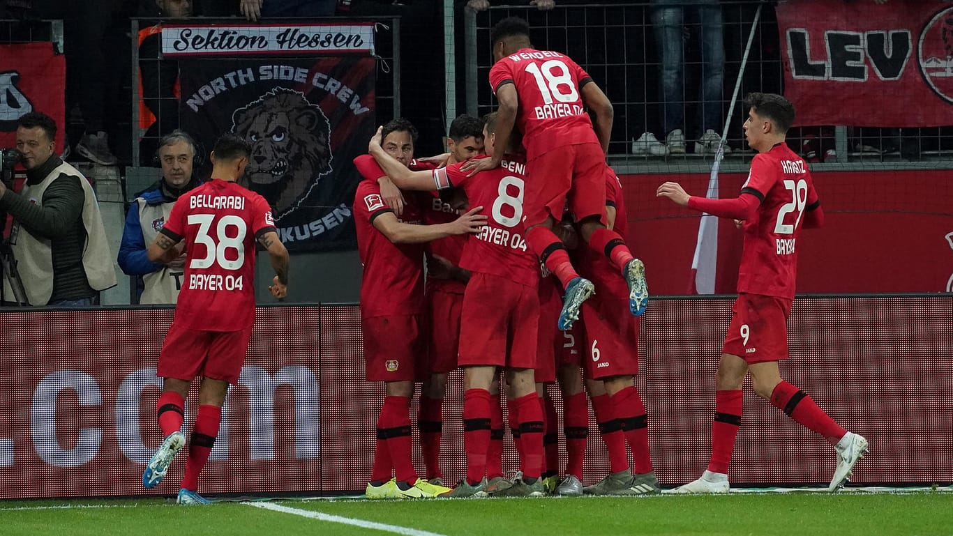 Bejubeln den zweiten Treffer von Stürmer Alario: Das Leverkusener Team.