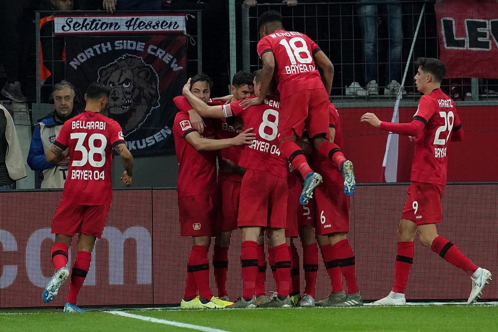 Bejubeln den zweiten Treffer von Stürmer Alario: Das Leverkusener Team.