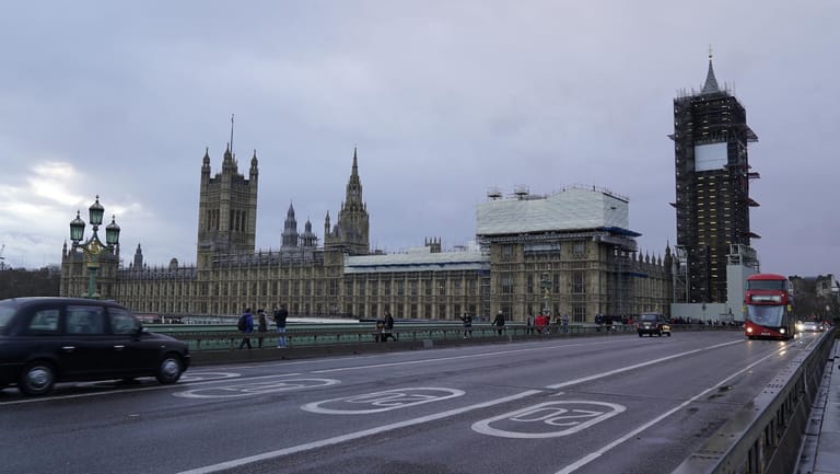 Das britische Parlamentsgebäude und der Big Ben in London sind während der Bauarbeiten von Gerüsten umgeben.