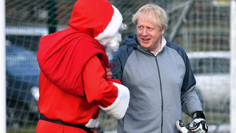 Der britische Premierminister Boris Johnson: Er versucht sich im Wahlkampf als Torwart.