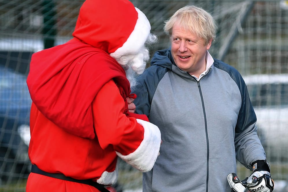 Der britische Premierminister Boris Johnson: Er versucht sich im Wahlkampf als Torwart.