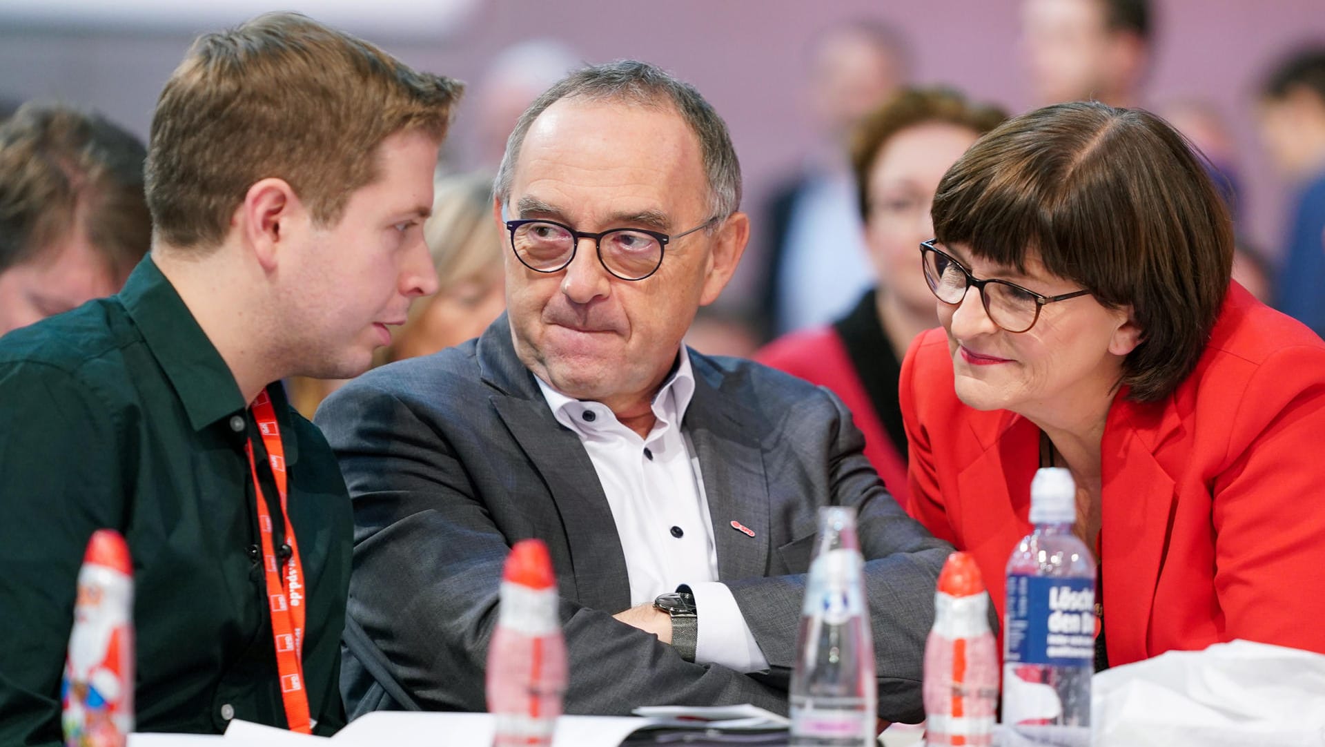 Kevin Kühnert spricht mit Norbert Walter-Borjans und Saskia Esken (v.l.): Die neuen Mächtigen bei der SPD wollen einen Politikwechsel der Sozialdemokraten.