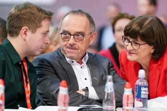 Kevin Kühnert spricht mit Norbert Walter-Borjans und Saskia Esken (v.l.): Die neuen Mächtigen bei der SPD wollen einen Politikwechsel der Sozialdemokraten.