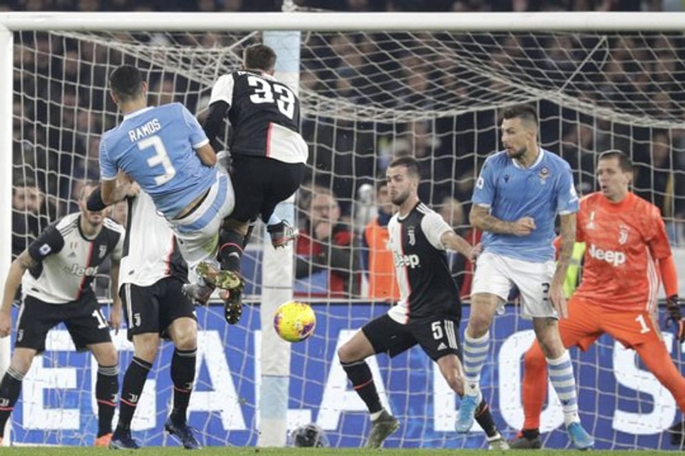 Lazios Luiz Felipe (M,l) schießt das erste Tor seiner Mannschaft.