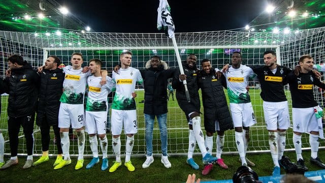 Die Gladbacher Spieler feiern den 2:1-Heimsieg im Klassiker gegen den FC Bayern München. Die Gladbacher Spieler feiern den 2:1-Heimsieg im Klassiker gegen den FC Bayern München.