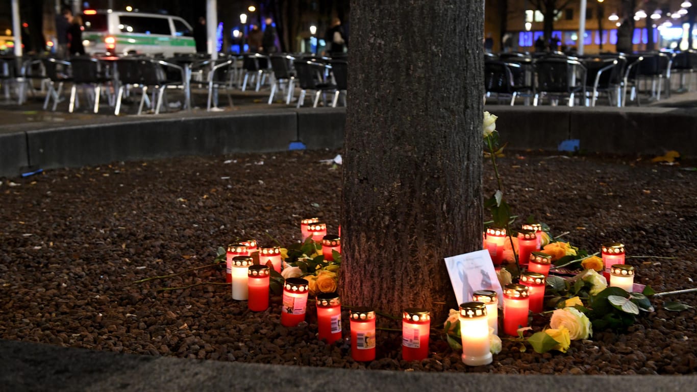 Mitten in Augsburg brennen am Königsplatz Kerzen und sind Blumen niedergelegt: Ein Mann wurde am Freitagabend in einer Auseinandersetzung mit einer Gruppe so schwer verletzt, dass er starb.