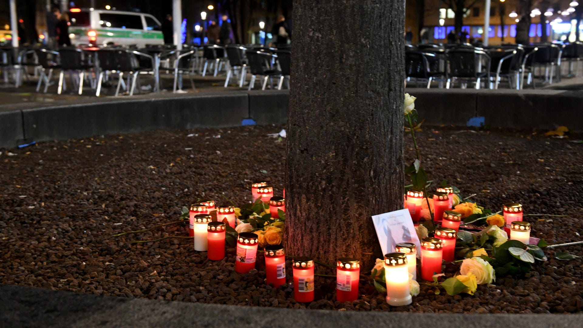 Mitten in Augsburg brennen am Königsplatz Kerzen und sind Blumen niedergelegt: Ein Mann wurde am Freitagabend in einer Auseinandersetzung mit einer Gruppe so schwer verletzt, dass er starb.