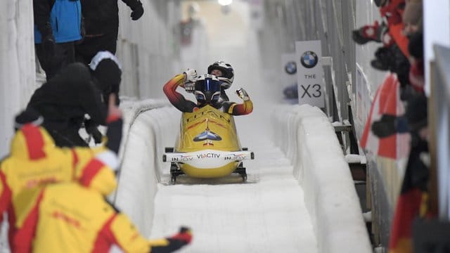 Johannes Lochner (vorn) und Florian Bauer jubeln bei der Zieleinfahrt. Johannes Lochner (vorn) und Florian Bauer jubeln bei der Zieleinfahrt.