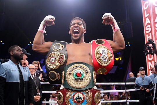 Anthony Joshua feiert seinen Sieg: Der Brite hat sich die Weltmeistergürtel der Verbände WBO, WBA, IBF und IBO umgehängt.